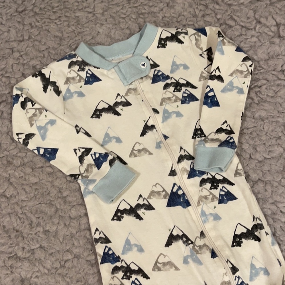4 Piece - Onesie Bundle ๐๐ฉ๐ปโ๐โฐ๐ - Picture 3 of 5